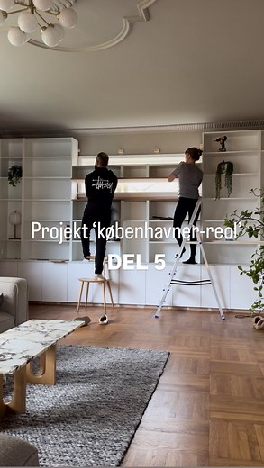 DEL 5: Projekt IKEAHACK‘københavner-reol’🛠️ I dag har jeg samlet og monteret reolen over vinduet. Den er bygget af 3 x Billy ‘overreoler. Det er korte Billy-reoler, som fx bruges til at forlængelse. Jeg har købt 3 overreoler og monteret dem på en 19 mm MDF-plade, som er monteret med beslag på væggene og skruer gennem siderne. De måler hhv. 80 og 40 cm i bredden, så de passer til reolerne under vinduet🥳 Nu mangler jeg ‘kun’ at montere MDF i sider af reolen og vertikalt i siderne ved vinduet. Og