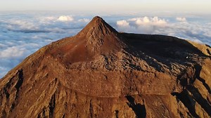 8.4K views · 569 reactions | :o São 30 segundos de pura beleza! Montanha do Pico, Ilha do Pico neste registo do David Rodrigues que já nos habitou a imagens incríveis dos Açores <3 Vídeo por https://facebook.com/DavidRodriguesAzores | ByAçores | Facebook