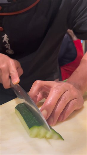 เบสิคหั่นแตงกวาให้สวยงาม Basic cucumber cutting to make it look beautiful #art #reelsviralシ #skills #cucumber Wudthichai sushi chef | Wudthichai sushi chef