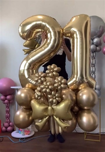 I love this gold number balloon stack with flower bouquet that I created! Make a luxurious birthday balloon that will wow your clients! #balloons #balloondecor #balloonartist #birthday #party