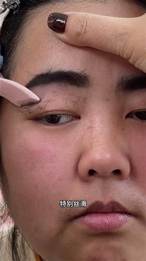 Eyebrow Trimming Made Easy ✨ Best Eyebrow Tool for Perfect, Natural Brows! #shorts #beautytutorial