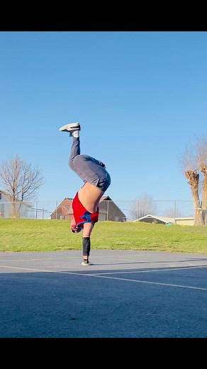 Tricks combo 🤸🏻 #bboy #breaking #breakdance #hiphop #handhops #elbowhops #fypシ