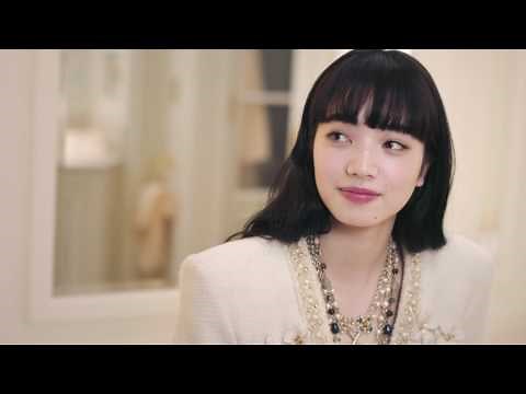 小松菜奈が「リッツ パリ」を舞台におくる「シャネル」の「メティエダールコレクション パリ コスモポライト」