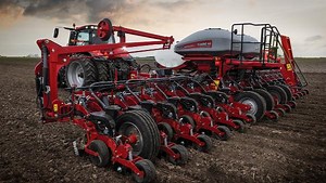 18K views · 220 reactions | Did you know our 2000 Series Early Riser Planters are agronomically designed for your fields? That means they're designed to read and adjust to varying field conditions, ensuring consistently accurate seed placement and depth to take full advantage of the seeds' genetic potential. Learn more at: https://ow.ly/EGk350RsQgp | CASE IH | Facebook