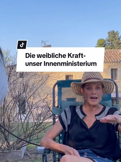 Die weibliche Kraft , «das Innenministerium», ist für mich der Zugang zu unserer inneren Stimme. Sie ist uns mitgegeben und sobald der Zugang zu ihr frei ist, führt sie uns zu dem tiefen Wissen in uns. Dort liegen unsere Visionen, unsere kraftvollsten Ideen, unsere Intuition. Auch unsere Weisheit, im Umgang mit uns selbst und unserer Umwelt. Mitgefühl, Schöpfen und Teilen. Dieses Wissen ist tiefer als unsere Prägung und immer zugänglich. Manchmal braucht es etwas Zeit und Ruhe, um es wieder frei