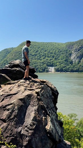 The perfect day trip from New York City – Cold Spring📍 Cold Spring is located a short hour and a half train ride from Grand Central. The town offers a great mix of things to do that are all within walking distance of each other. Places mentioned in the video 👇🏻 📍 Angie’s Bake Shop 📍 Hudson Highlands State Park 📍 Moo Moo’s Creamery 📍 Hudson River Expeditions 📍 Cozy Corner Cafe Who would you do this with?😁 #nycdaytrip #nycdaytrips #coldspringny #coldspringnewyork #grandcentral #metronorth
