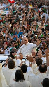 “Today marks the beginning of a few days, a journey, the Jubilee of Hope, and the world needs messages of hope. You are that message, and you must continue bringing hope to everyone,” Pope Leo emphasized to the thousands of young people gathered in St. Peter's Square for the Jubilee of Youth. After the welcoming Mass celebrated by Monsignor Rino Fisichella, the Pontiff made a few trips around the Square in the popemobile to greet those present. The Pope wished the young pilgrims a good week in R