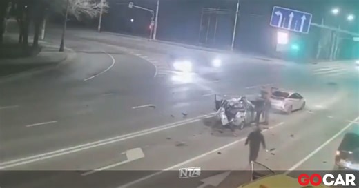 Μοτοσικλετιστής τρακάρει με 210 km/h σε όχημα στο φανάρι (προσοχή, σκληρές εικόνες) - Το video είναι σοκαριστικό. Τροχοί εκσφενδονίζονται στον αέρα, με τη μοτοσυκλέτα να γίνεται μια άμορφη μάζα, διαλύοντας το ακινητοποιημένο όχημα.