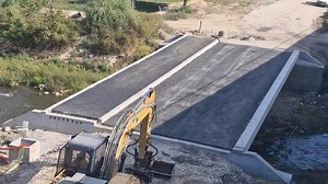 La Reșița, continuă lucrările la pasajul de sub podul Intim. A fost turnat covorul asfaltic. | Express de Banat