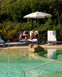 Settembre, sole e un buon libro. Il relax al Tombolo Talasso Resort è tutto qui. #tombolotalassoresort #chgroup #TomboloMoments | Tombolo Talasso Resort
