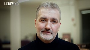 51 reactions · 11 shares | «Je pense que le jeton, c’est un des meilleurs moyens de capter l’attention de l’élève qui est habitué à l’écran.» Pédagogue et créateur de jeux, Jérôme Mariaud de Serre a développé la méthode psycho-cognitive KitFocus basée sur des jetons. Comment ces derniers peuvent-ils contribuer à développer les habiletés cognitives de nos jeunes? Centre KitFocus | Le Devoir | Facebook