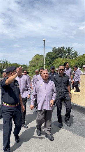 Hari ini saya tiba di Eastern Sabah Security Command (ESSCOM) di Lahad Datu bagi meneruskan lawatan kerja di negeri di bawah bayu bersama Majlis Keselamatan Negara Negeri Perak. Lawatan ini bertujuan untuk mengeratkan kerjasama strategik antara agensi keselamatan dalam memperkukuh aspek keselamatan, kesiapsiagaan serta perkongsian maklumat di kawasan berisiko tinggi, khususnya di Zon Selamat Timur Sabah (ESSZONE). Awalnya, kami diberikan taklimat khas berkenaan fungsi, struktur operasi serta str