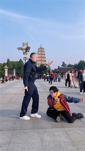 Little Tom vs. Clockwork Man #MechanicalDance #Breakdancing #Funny #popping