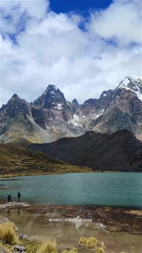 El nevado Ausangate se encuentra localizado en el distrito de Ocongate, anexo pacchanta, a una altitud de 6,385 m.s.n.m encontrandose en la región natural de la región janca, exactamente a 120 kilómetros al sureste de la ciudad de Cusco, en el corazón de la Cordillera de Vilcanota. Destacada por su extraordinaria belleza e imponencia y conocida como la quinta montaña más alta del Perú y la más alta de Cusco. #ausangate #mountains #nevado #cuscoperu #montañas