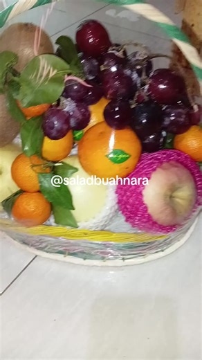 alhamdulillah orderan parsel ukuran sedeng 🤲🤲🤲 #aaladbuahcileungsi #saladbuahviral #hargamurah #buahsegar