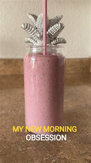 I Started My Morning With This Healthy Berry Smoothie And Now I'm Hooked