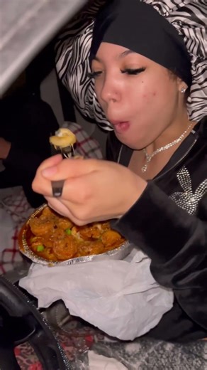 That is not garlic, shrimp and chicken, loaded macaroni and cheese to die ￼for 😱😱😱