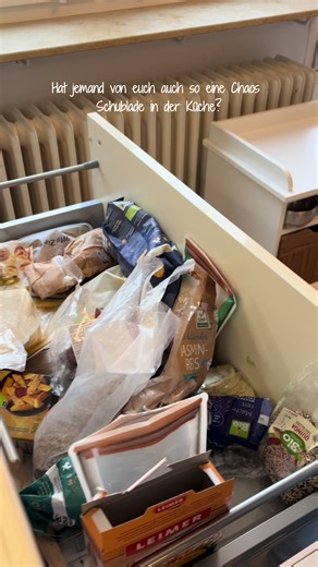 Angebrochene Nudeln, drei Sorten Reis, Snacks ohne Verpackung und Gewürze auf Wanderschaft. Alles drin. Nur keine Ordnung. Heute hab ich’s trotzdem angepackt, einmal aussortieren, zusammenfassen, kurz sauber machen… und plötzlich: Überblick. Weniger Stress. Weniger doppelt kaufen. Das ist nämlich etwas, was ich mir für dieses Jahr ganz fest vorgenommen habe. Bewusster und logischer Einkaufen. #familienküche #dinkelmama #ordnunghalten #kücheorganisieren #lebenmitkindern