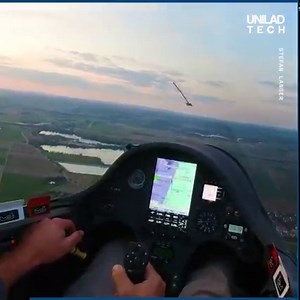 Onboard video shows what could be the first-ever aerotow by hand! 👏🛫 | UNILAD Tech