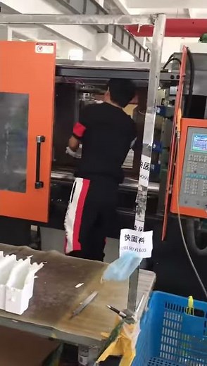 Thermosetting materials BMC injection molding machine working video