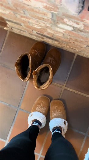 From @Ariat Europe into my cowboy boot uggies ✨🙈 #cowboyboots #ariat #comfortable #uggs #cowboy