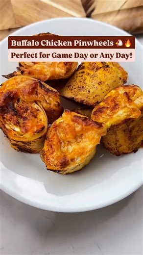 Buffalo Chicken Pinwheels 🐔🔥 All the zesty, spicy flavor of Buffalo chicken, rolled up into a perfect, easy-to-make low-carb bite! An amazing snack or quick lunch. 😋 🚨 Full recipe with tips, variations, and nutrition info: ➡️ https://keto.recipes/low-carb-buffalo-chicken-pinwheels-snack-perfectly/ 💬 Thinking of trying this spicy #snack? Let us know with a 🔥 below! Don’t forget to SAVE and SHARE this easy #recipe! 📸: @ketosnackz | Keto Recipes