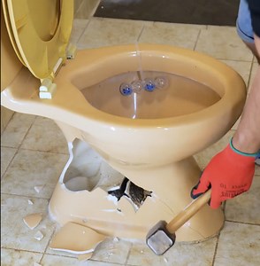 606K views · 563 reactions | 180° Toilet Transformation | 5-Minute Recycle | Facebook