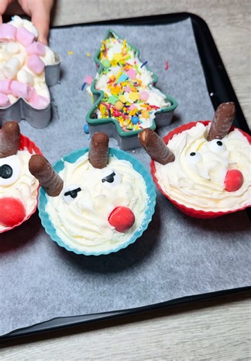 Let’s make cream bombs! 🎄😍♥️ #whippedcreambomb #creambombs #creamfloater #hotchocolatebomb #hotchocolate #kidsfun #christmas #christmasideas #christmasactivitiesforkids #fun #fyyppp #kidscook #sisterscorner #kidsfun