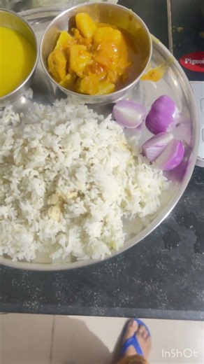 Aaj ka lunch saath main musam v dekho aap sub 🤫