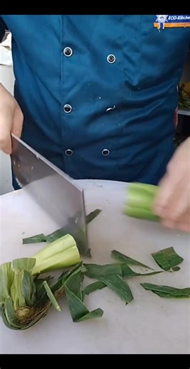 How to Cut Corn the Easy Way – Simple Trick Everyone Should Know! #KitchenHack #FoodieTips #CookingMadeEasy | Kimberly Lunsford
