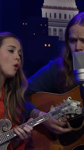 Billy Strings & Sierra Hull - Midnight on the Stormy Deep #stars #bluegrass #womenofbluegrass | World Bluegrass Day