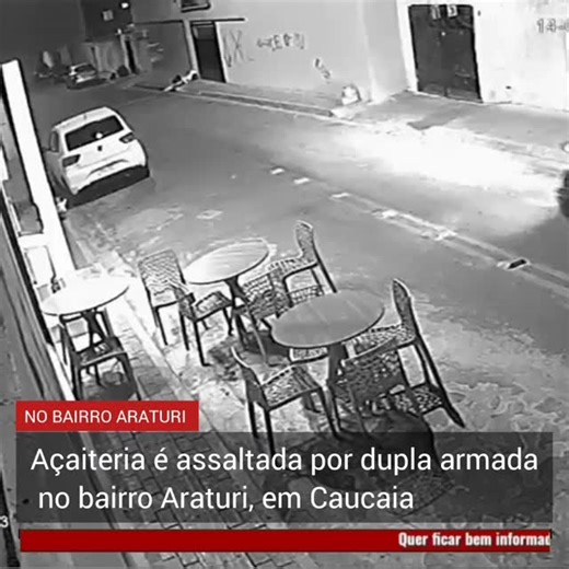 JORNAL CAUCAIA on Instagram: "Açaiteria é assaltada por dupla armada no bairro Araturi, em Caucaia Uma açaiteria foi alvo de um assalto na noite desta quarta-feira (14) no bairro Araturi, em Caucaia. A ação criminosa foi registrada por câmeras de segurança do estabelecimento. As imagens mostram um carro passando em frente à loja e parando alguns metros adiante. Em seguida, dois homens descem do veículo e caminham até a porta da açaiteria. Um funcionário vai até a entrada e abre a porta para a du