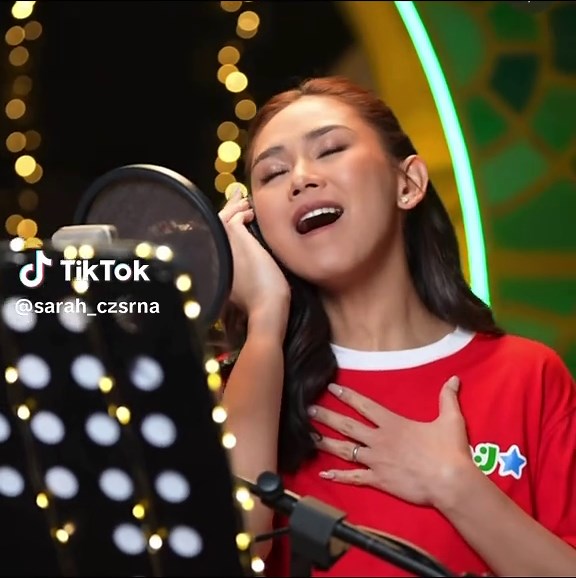 Sarah Geronimo Celebrates Christmas Spirit