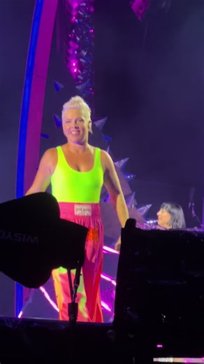 Pink Performing 'What's Up' in Gold Coast, Australia