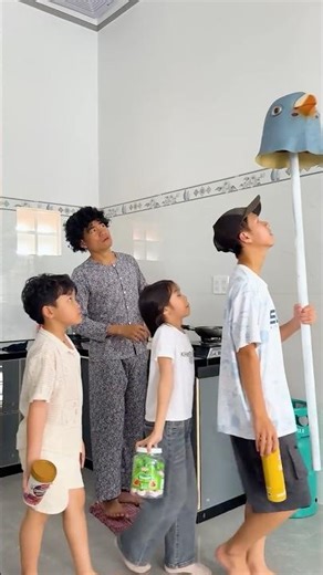 CCT - Họ đang làm gì thế? || What are they doing?
