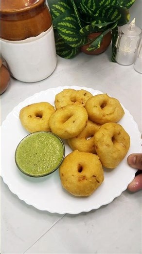 Crispy & Fluffy Medu Vada for Iftar! 🌙✨ This classic Urad Dal Vada is the perfect Ramadan snack!