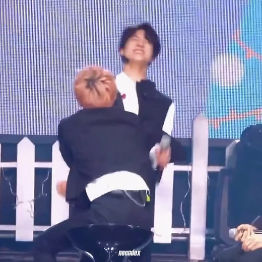 suddenly crying 🤪 | #nomin #jeno #jaemin #nctdream #nominhugs | nomin