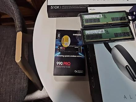 今天来一套外星人AW全家桶。R16主机升级i9处理器 64G内存 2T硬盘。R16低调外观内敛，总裁办公室必备利器[得意]#alienware #alienware外星人拆箱