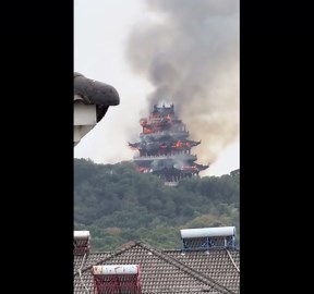 Fire engulfs pagoda at Yongqing Temple in Zhangjiagang, China