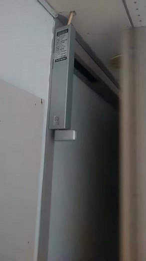 消防用設備等点検の一環としての防火戸作動試験①（自動閉鎖装置作動の様子） fire prevention equipment～小林消防設備 福岡県豊前市 全類消防設備士 第二種電気工事士 経営学修士～