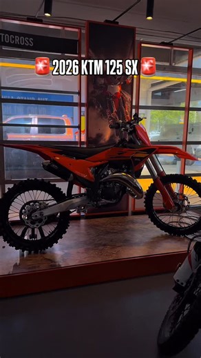 Bullet Bikes on Instagram: "🚨 2026 KTM 125 SX OUT NOW ➡️ Let’s talk about the changes! 🔵 UPDATED frame & chassis refinements – improved durability updates and revised component routing 🔴 NEW fuel line protection – added fuel-connector guard for better reliability on rough tracks 🟠 Tighter, cleaner wiring layout – improved harness routing for easier maintenance ⚪️ FRESH graphics + black frame – updated in-mould design, black frame and seat for a sharper factory look 🔵 Revised airbox updates 