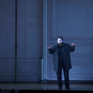 Out now on Met Opera on Demand: Brett Dean’s Hamlet! In this clip from the 2021–22 season, tenor Allan Clayton sings an excerpt from the title character’s famous Act I soliloquy in the final dress rehearsal. Maestro Nicholas Carter conducts Neil Armfield’s riveting contemporary production, starring tenor Allan Clayton in the title role, soprano Brenda Rae as Ophelia, mezzo-soprano Sarah Connolly as Gertrude, baritone Rod Gilfry as Claudius, and bass-baritone John Relyea as the Ghost of Hamlet’s 