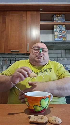 Colazione con molletta #scorreggia #fart #maxdj77show #ironia #divertimento