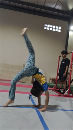 Front walk over #gohujan #gohujanclass #gymnasticclass #frontwalkover