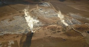 Aerial View Tourists Watching Geysir Eruption Stock Footage Video (100% Royalty-free) 1073511668 | Shutterstock