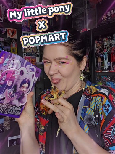 Kto jeszcze zbiera skullpandy? 🙋‍♀️💓✨️ Ja: Muszę oszczędzać pieniądze 💸 Też ja: kupuję kolejnego blind boxa Skullpanda x My Little Pony z Pop Mart 🦄💀🥰 Chaotyczny unboxing mojej wymarzonej figurki na szybko, przed wyjściem do pracy 😆✨️ #skullpanda #popmart #blindbox #mylittlepony #rarity MLP • keychain • brelok • urocze • kawaii • chrysalis • mysterybox • zabawka •
