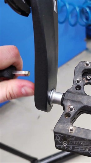 How to lubricate and install bicycle pedals.