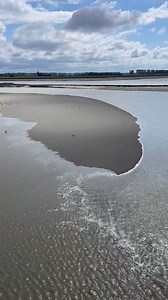 🌊 Hai mai visto un’intera isola sparire e riemergere? 😮Guarda questo incredibile time-lapse dell’alta marea al Mont Saint-Michel, uno dei fenomeni naturali più affascinanti d’Europa!In pochi secondi, l’acqua trasforma completamente il paesaggio… ed è semplicemente ipnotico. ✨📍 Situato in Normandia, il Mont Saint-Michel è noto per avere le maree più rapide del continente, che lo isolano dalla terraferma in pochi minuti. | Kikakitchen