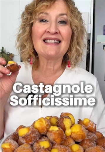 Il carnevale si avvicina e le castagnole con lui 🎭 Ingredienti 160g di farina 250g di yogurt greco 1 uovo 2 cucchiai di liquore aromatico Scorza di arancia grattugiata 2 cucchiaini di lievito per dolci 60g di zucchero 150g di zucchero per spolverare Olio di girasole alto oleico per friggere 🎥 @Atera | Marketing Agency #nataliacattelani #castagnole
