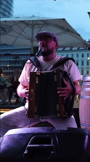 Jetzt trink ma no a Flascherl Wein #16erbuam Live at Strandbar Herrmann #wienerlied